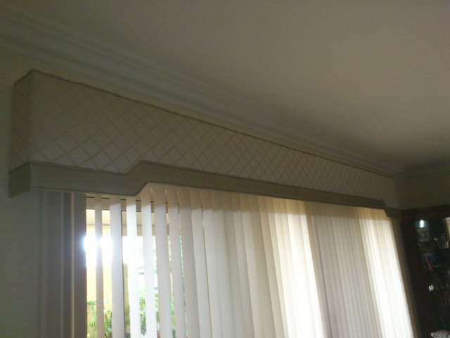 Shaped pelmet with border